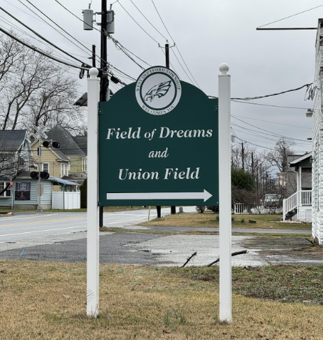 A sign pointing to the Field of Dreams and Union Field 